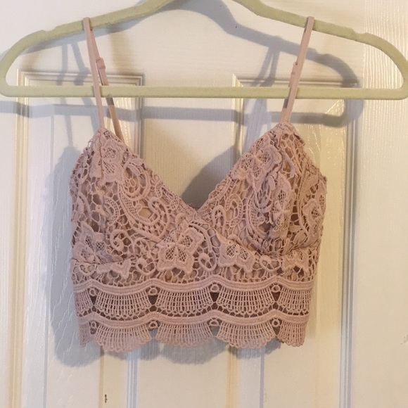 Kendall & Kylie Tops - Lace Crop Top 💕